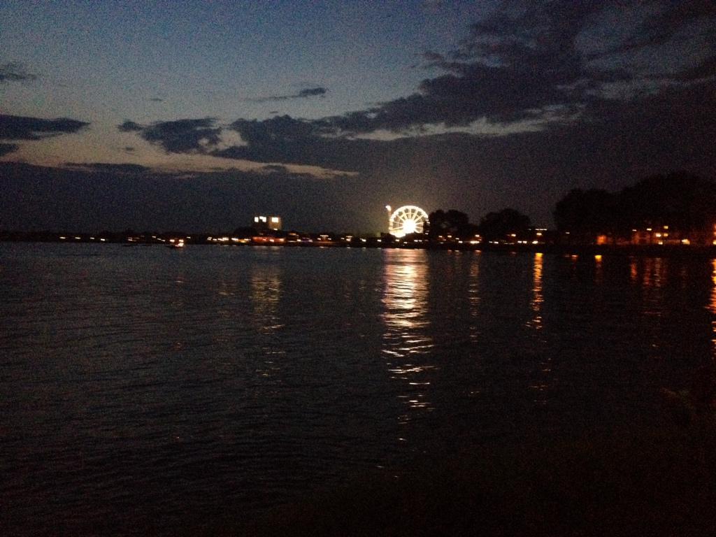 HoornseHop's tweet photo. Het is al druk! Speciaal voor jullie @HoornNH zometeen een spektakel aan #vuurwerk! Veel plezier allemaal! #Hoorn http://t.co/ThYcTCyriM