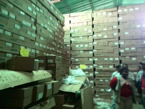 fundaaon's tweet photo. Cero acaparamiento: Decomisaron más de 920 mil bombillos en la zona industrial de San Francisco #Zulia http://t.co/CnIVOUcRsT