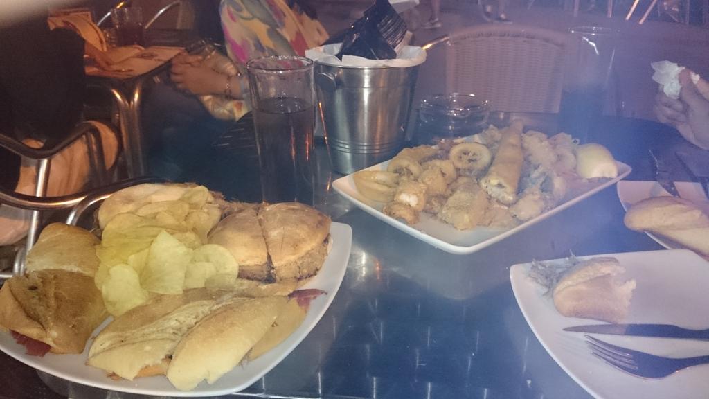 sara3590's tweet photo. Cenando rico por el barrio de Triana😜😜 @ivalero87  #montaitodepringá #pescaitofrito #jamoncitodelbueno http://t.co/jYLeqYGVzr