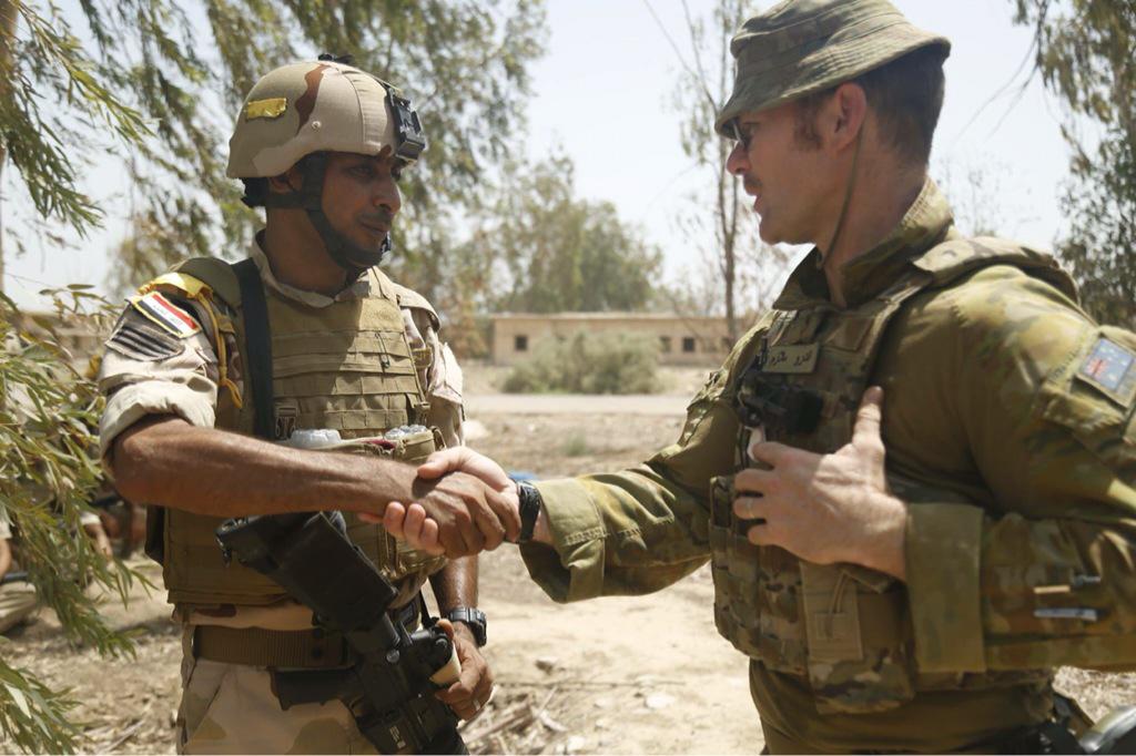 تدريبات الجيش العراقي الجديده على يد المستشارين الامريكان  - صفحة 2 CMZQgiMWUAA8VZt