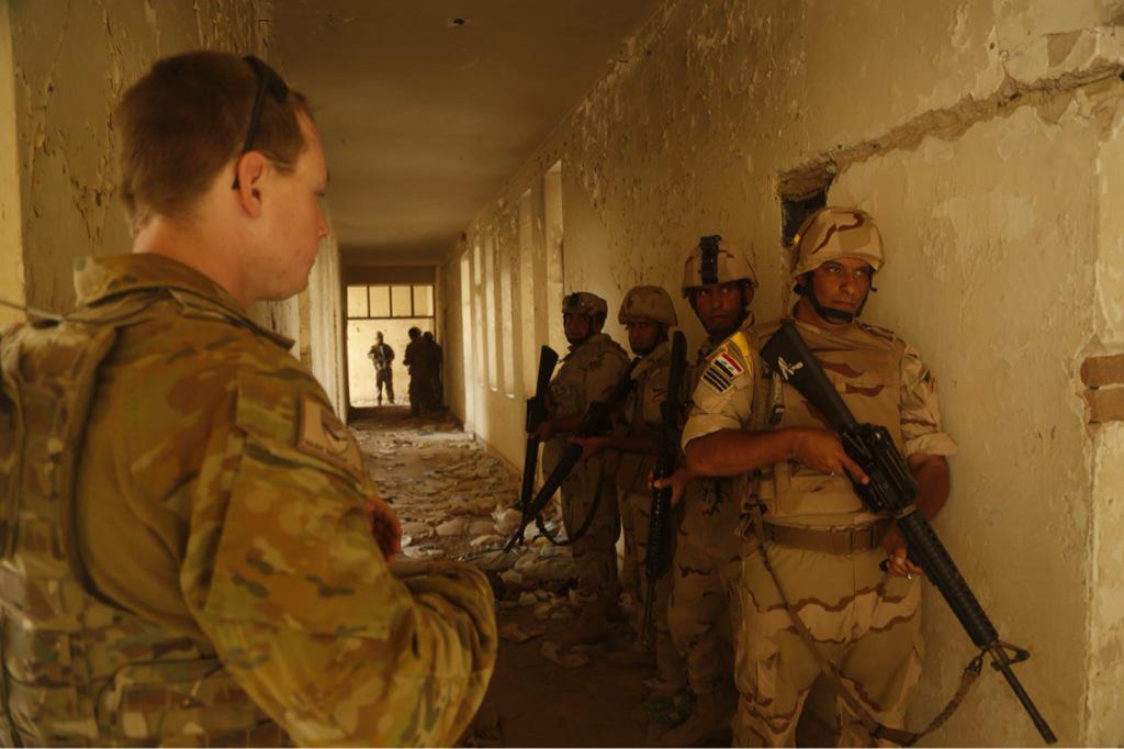 تدريبات الجيش العراقي الجديده على يد المستشارين الامريكان  - صفحة 2 CMZQgl4WoAAPEny