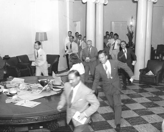 USNatArchives's tweet image. Reporters run in #WhiteHouse after announcement of Japan's surrender bit.ly/1N858fC @Newseum @TrumanLibrary