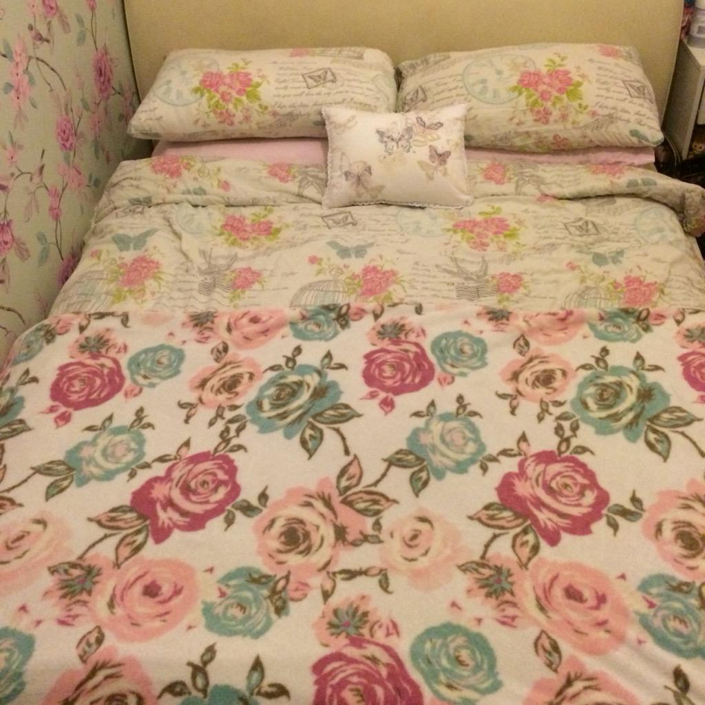 iamwhatyousee's tweet photo. Nothing better than making your bed with fresh sheets 😬💖 http://t.co/LVK8g6GJFq