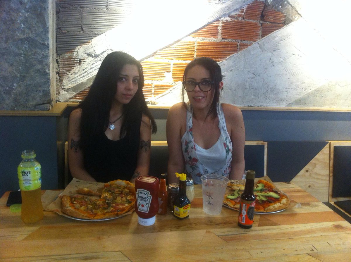 VolcanoPizza's tweet photo. Ellas customizzaron su pizzas , gracias por acompañarnos. #customizza #customizzatupizza #exploraelsabor #pizza http://t.co/Pu7ZOgFf4l