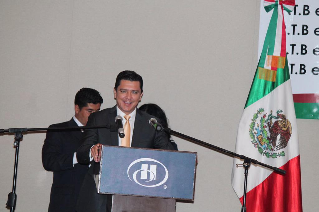 iiglesiase's tweet photo. Agradecemos al padrino @pacoayon generación 2012-2015 plantel Mexicano-Italiano #CONALEPJAL #LaEducaciónEsLaSolución http://t.co/XwdqWoZSPp