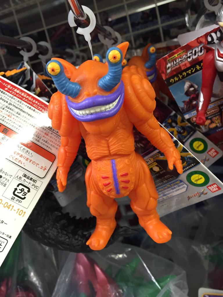 atoi_rc's tweet photo. 送迎中に寄ったお店で、肩にウ◯コを付けた怪獣を発見。
女の子に買ってあげようとしたらいらないと言われました笑 http://t.co/qP1Ruh09Hu