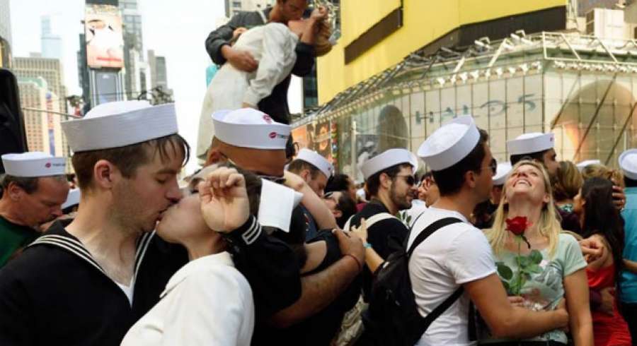 A3Noticias's tweet photo. Cientos de parejas recrean en Nueva York el beso del fin de la Segunda Guerra Mundial http://t.co/rYUsn8IzS6 http://t.co/HZ1CxuP0RF