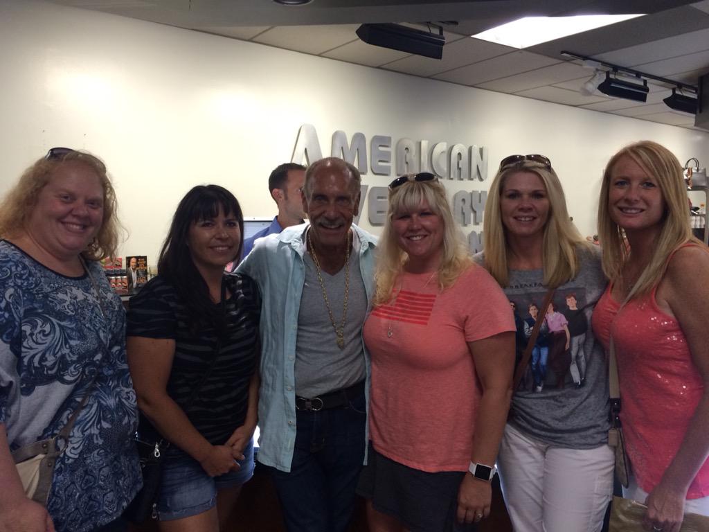 ta5674's tweet photo. @Hardcorepawn Purchased a necklace and 2 t-shirts and met the super nice Les and Seth!  #pawnshop'n #AmericanJewelry http://t.co/Vq5oVFOk2d