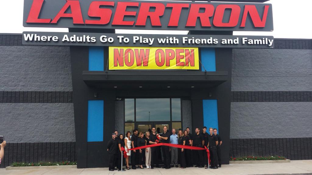 SoniaI_espanol's tweet photo. En la apertura de @LaserTron_US #visitroc http://t.co/CBwbnPJDqD