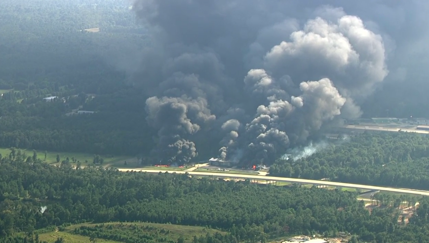 YourAnonNews's tweet photo. LIVE: Massive explosion, fire at chemical facility in Texas http://t.co/1kj4WJoktd http://t.co/ZpScrPIoxh via @matthewkeyslive