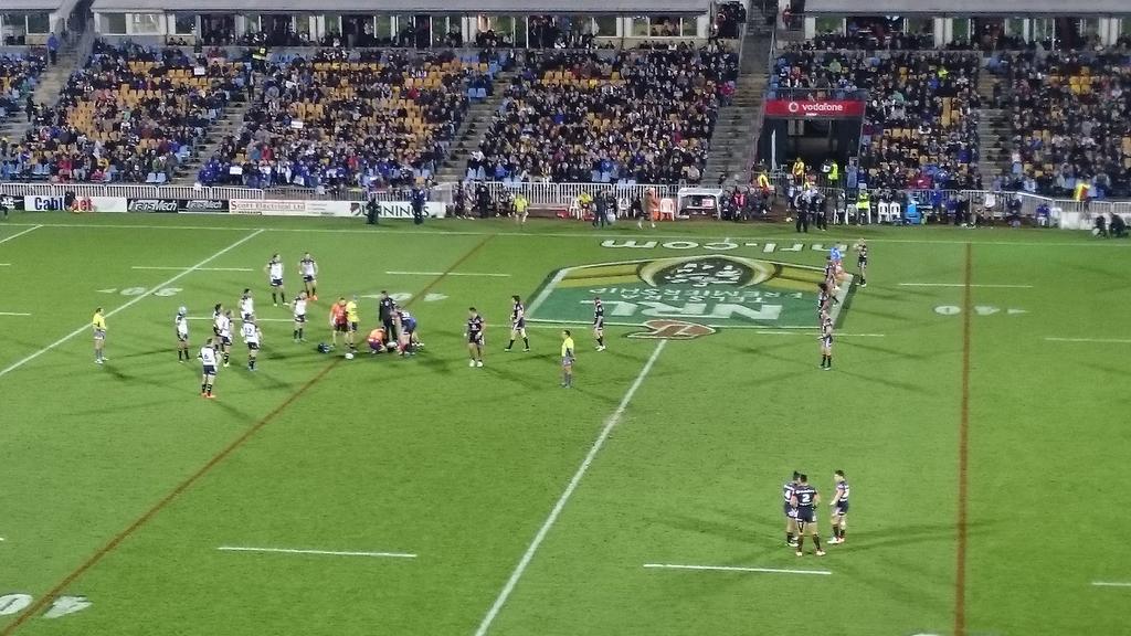 Lucy_eats's tweet photo. Tackled man is still unmoving.. Should we be worried? #warriorsforever  #worriersforever @NZWarriors http://t.co/SRNoGMXOzE