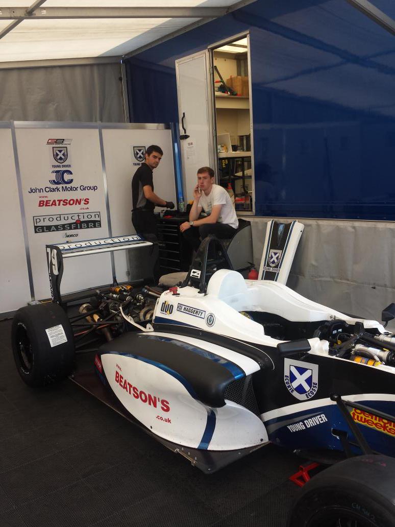 CiaranHaggerty's tweet photo. Looks like today is going to be hot. Can't wait for qualifying at 10:40. You can watch it on TSL live timing. #EEYDI http://t.co/X6xTOFYMwi