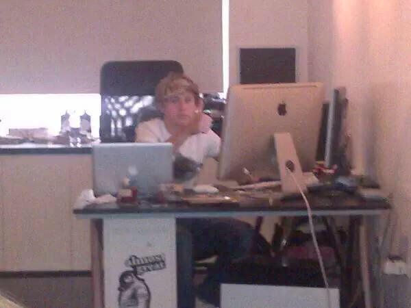 zouisclarity's tweet photo. FANDOM HOJE #DragMeDownMusicVideoIsOut http://t.co/wme5GjmrKu