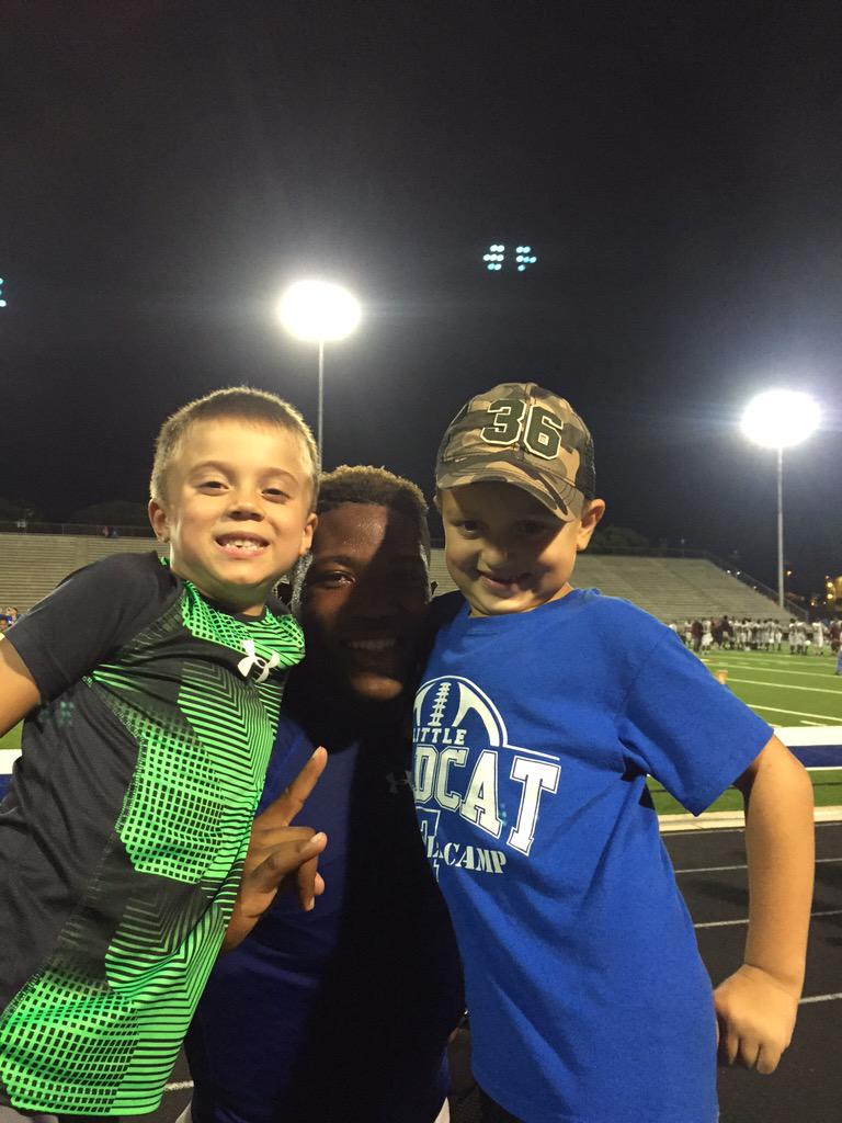 WSkrabanek's tweet photo. These little guys are excited about some Wildcat Football 🏈 http://t.co/Rzvump1bWD