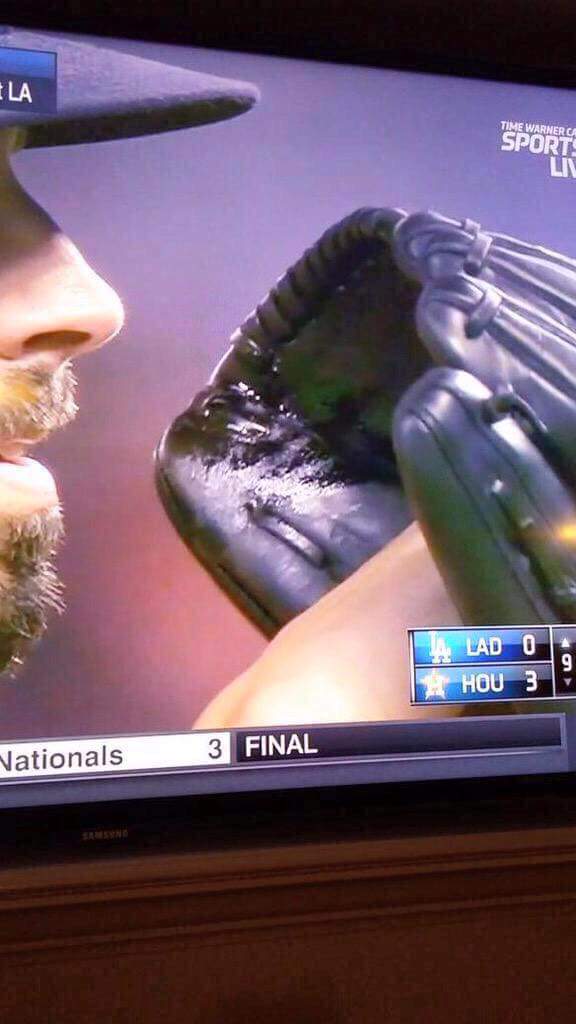 cagey1703's tweet image. @timandsid @tim_micallef @Sid_Seixeiro @donnovanbennett 
Did Fiers really throw a no-hitter?? #uhoh #thataintsweat