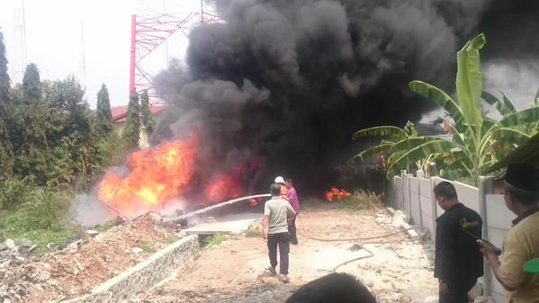 TMCPoldaMetro's tweet photo. 11:07 Sampah plastik di lahan kosong Jl.H Saba (dkt Walikota) terbakar dan sudah dlm pemadaman DPK Foto:@barryhamzah) http://t.co/UcA0KwhcZr