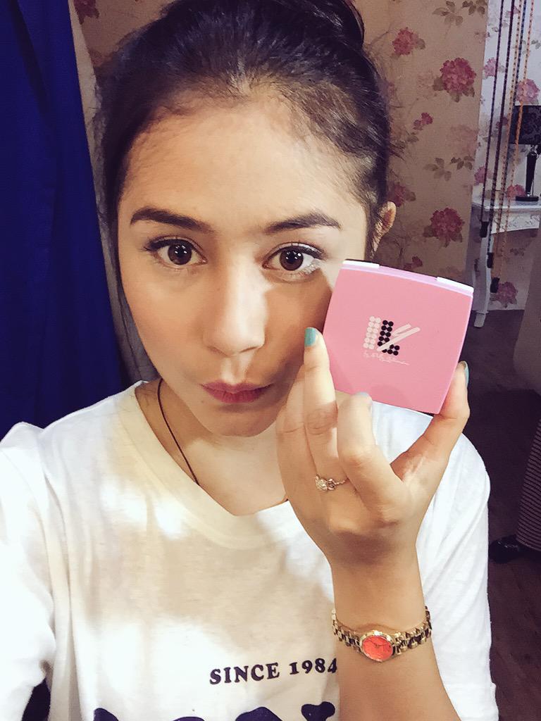 prillyyla's tweet photo. Siap siap photoshoot untuk ILY cosmetic!! So happy!! http://t.co/VCZx6QBVIy