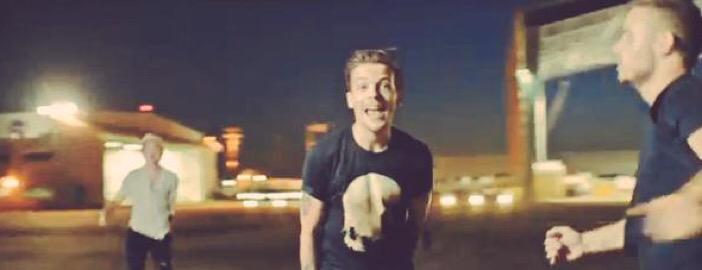 zaynbaabe's tweet image. LOUIS IS SO PERFECT

RT IF YOU AGREE

#MTVHottest One Direction
#DragMeDownMusicVideo