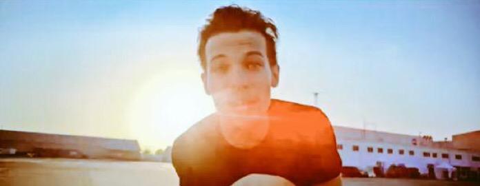 zaynbaabe's tweet image. LOUIS IS SO PERFECT

RT IF YOU AGREE

#MTVHottest One Direction
#DragMeDownMusicVideo