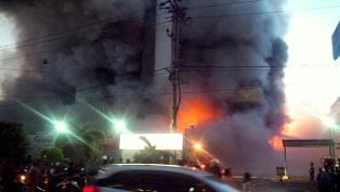 Metro_TV's tweet photo. [Populer] Sudah Tujuh Jam, Api di Pusat Perbelanjaan Medan Plaza Belum Padam http://t.co/6nG4sF543R http://t.co/aIJhZhDv38