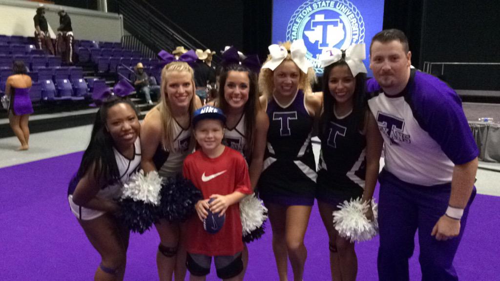 LathesTowns's tweet photo. Jr Texan being serenaded by the Texan Stars and TexanCheer🏈🏀⚾️⛳️⚽️💃🏽 #TexanTWeek #Tarleton19 #GoTexans http://t.co/FbIL1gliJW