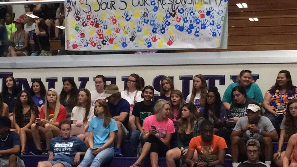 LathesTowns's tweet photo. TarletonState ClassOf2019 will stand in the gap for their classmates! #TexanTWeek #TarletonCivility http://t.co/7xosp5l0cC