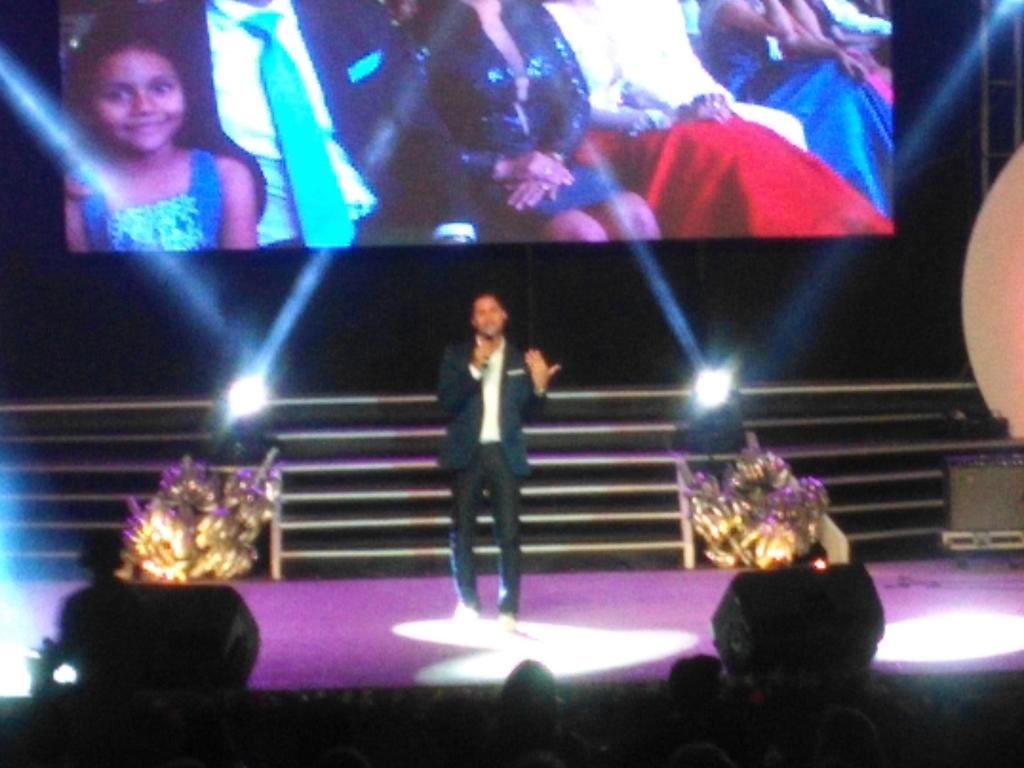 LavozdeElOro's tweet photo. @delhierrojlh canta ahora sus éxitos en #ReinaMundialdelBanano #CapituloEcuador http://t.co/7YQ4mFISM6