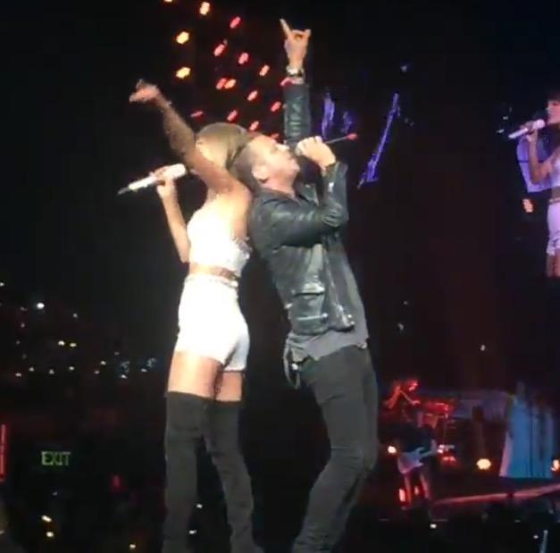 ZepplinBlaze's tweet photo. Taylor Swift & Ryan Tedder #OneRepulic #TaylorSwift1989Tour 👏🏻😏💙🎤 http://t.co/a3uKEk8dF4