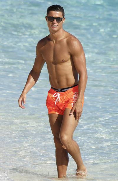 クリスティアーノ・ロナウド DSQUARED2のスイムショーツを着用