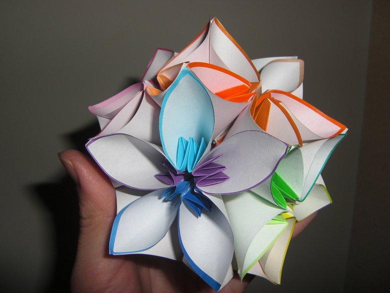 みんなの折り紙レシピ على تويتر 折り紙レシピ 折り紙６０枚の大作 花くす玉 折り紙１枚で一つの花びらになり 花びら５枚で一つの花になり １２個の花で一つのくす玉になります 丁寧にのり付けしましょう 出典 Nanapi T Co 9xonbw4sqo