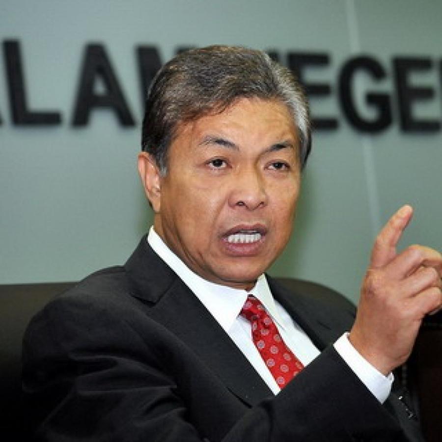 RetweetAtauFav's tweet photo. Best TPM?

RT for Muhyiddin Yassin
FAV for Zahid Hamidi http://t.co/uDTPtcMk0r
