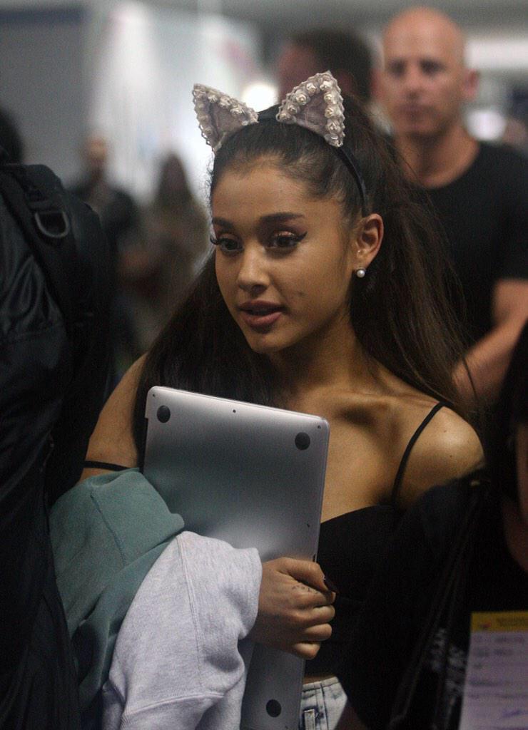 ArianatorsPH's tweet photo. “@GistPH: Spotted at T3: @ArianaGrande #KittenCore Via @PhilippineStar (Photo by K. Rosales) http://t.co/vnoriUmxfp”