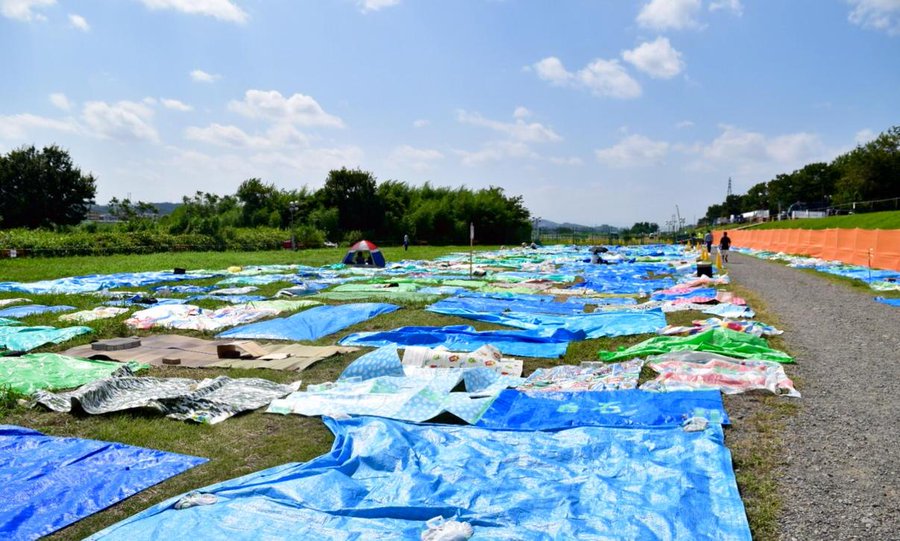調布花火大会19 場所取りの時間がコレ 穴場や屋台の場所はどこ レジャーシートでわいわい Clippy
