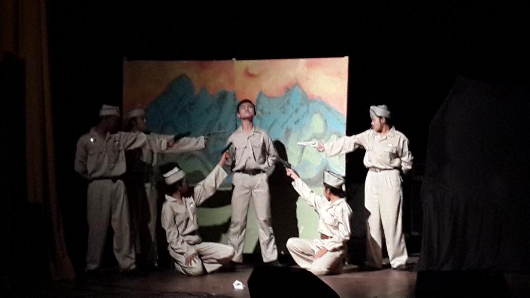 Keren banget scene pembuka dari SMAN 21 Bandung mengenai Tan Malaka <a href="/perangwarna19/">PERANG WARNA 4</a> <a href="/AsepKambali/">Asep Kambali</a>