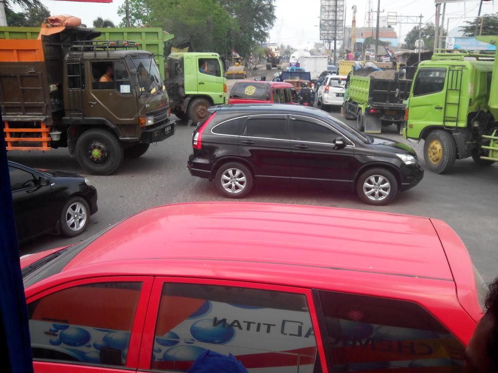 adipatiZuro's tweet photo. @info_cilegon  perempatan PCI ruwet. Tak ada petugas yg jaga http://t.co/KsMHeXO4hj
