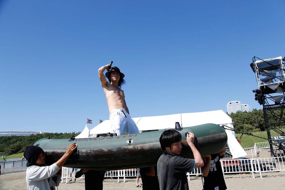 今日は、こんなかんじでHYDEさんがボートに乗ってクラウドサーフするみたいですよー！安全に運んであげてくださいね。
ボートが転覆しないようにゴールまでたどり着くのが楽しみです♪ 
#BEASTPARTY2015