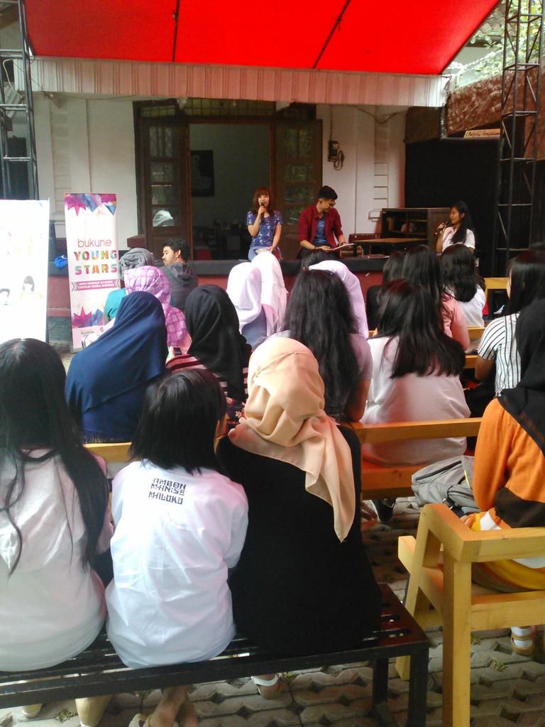 WielzMShadowz's tweet photo. Ayo seru"an ngobrolin buku Doriyaki &amp; Keset Kusut @kantinnasion bersama @ariejepro @andori @Bukune hari ini saja... http://t.co/XuByihncnG