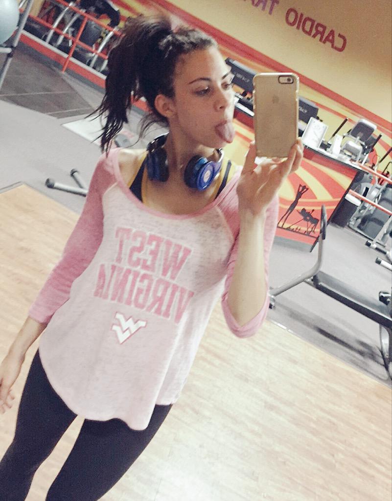 misswvusa's tweet image. Late Night grind #alwayshustling #alwaysreppin 💙💛