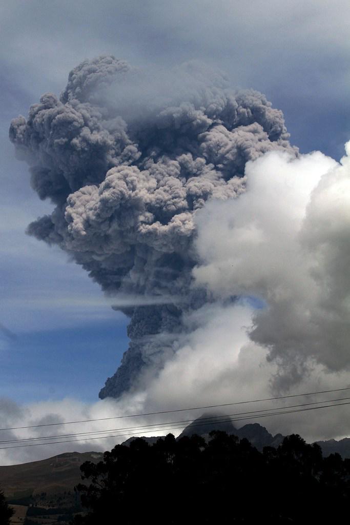 XHNews's tweet photo. #Ecuador's #Cotopaxi #volcano spew 5 km high ash, prompting officials to raise alert level http://t.co/mwromPiloM