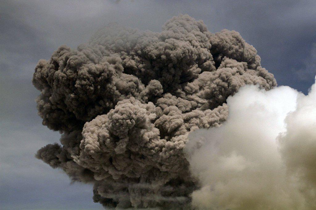 XHNews's tweet photo. #Ecuador's #Cotopaxi #volcano spew 5 km high ash, prompting officials to raise alert level http://t.co/mwromPiloM