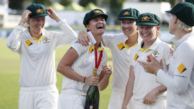 DailyLifeAu's tweet photo. Now ~that's~ cricket. Aussie women crush England in #Ashes test:
http://t.co/N8eapCV8Rf http://t.co/1EFu7lF3P7