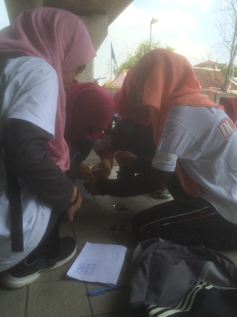 invtiouskuptm's tweet photo. Group 9 sedang menyiapkan tugasan di checkpoint 6 @MPPKPTMKL #Invictious #funrun2 http://t.co/H4rr7RM4L1