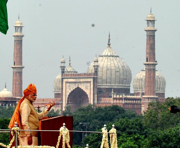 PM Modi chants 'Team India, Start-up India, Stand up India' slogan at Red Fort read.ht/uPu #IDay2015
