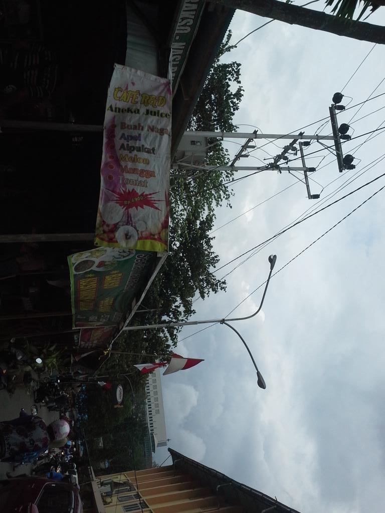 HalloSamarinda's tweet photo. Terjadi ledakan keras berasal dari Travo Gor Segiri. http://t.co/fVqJGhLfpG