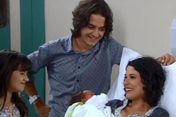 Chiquititas Carol e Junior, enfim, têm uma família linda e feliz