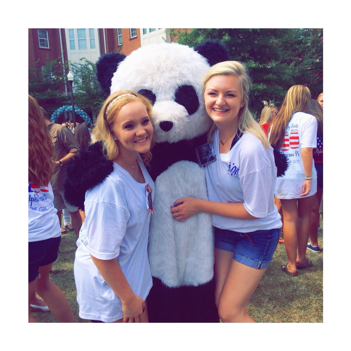 anna_wilke's tweet photo. #purepandamonium #choosingaopi 🐼❤️ http://t.co/6eSFzrcPLC