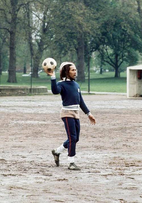 MotivacionesF's tweet photo. "La vida me enseñó que hay que sufrir por el fútbol y no por amor" - Bob Marley. http://t.co/J6hFTwrHEA