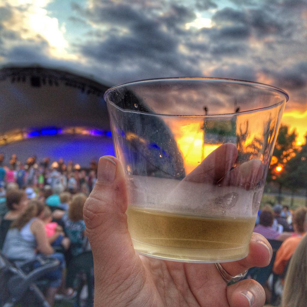 2foodtrippers's tweet photo. Wine, pie and music. #peacewater #lisaspies #marshsymphony #visithamiltonco http://t.co/qoaBqdg4hh