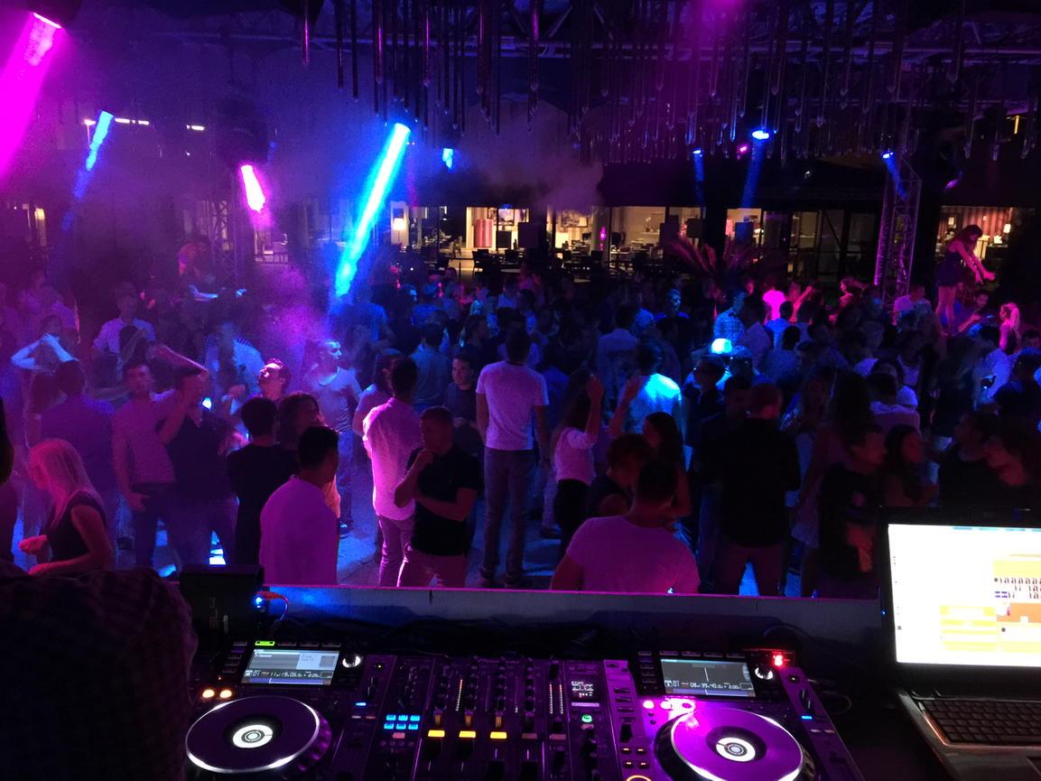 teknowlog33k's tweet photo. Ce soir c est #siestaclub #antibes http://t.co/TxCrc9Ev2p