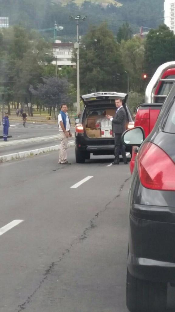 mateoizquierd0's tweet photo. Hasta q al fin llegó el Duque de las Masor a Repartir víveres a nombre del banquera$$o @LassoGuillermo #ParoNacional http://t.co/5JRaMxELkJ